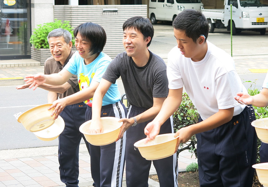 打ち水で涼しく過ごそう