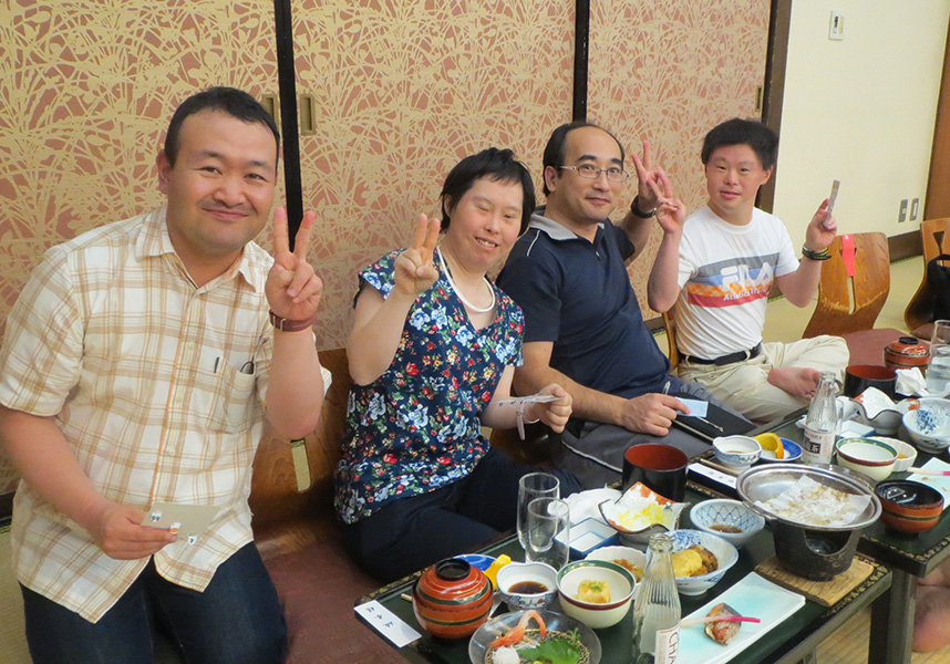 豪華な食事に舌鼓